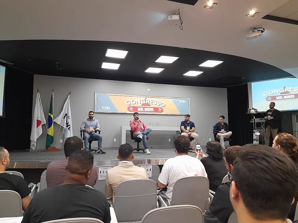 Renan Santos em congresso ligado à apresentação do Partido Missão
